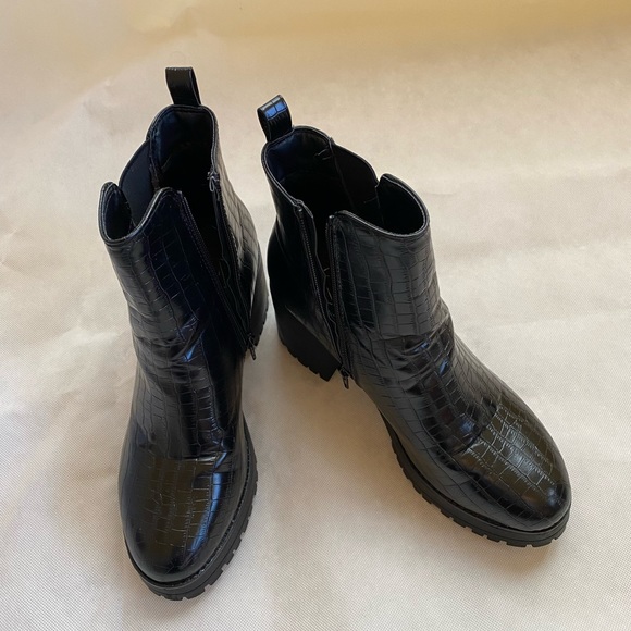 MISSGUIDED black faux leather croc boots - Picture 3 of 9